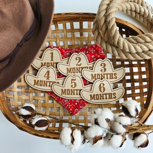 Jalons mensuels en bois pour bébé - Chapeau de cowboy
