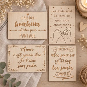 Peut inclure: Quatre plaques rectangulaires en bois clair avec des textes et illustrations gravés au laser en français. Les plaques présentent des citations sur l'amitié et l'amour, incluant des dessins de mains, des cœurs et des bordures décoratives.