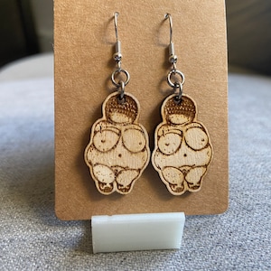 Venus of Willendorf earrings | gift for archeologist | divine female jewelry | gift for feminist | Laser cut magnet | earth goddess