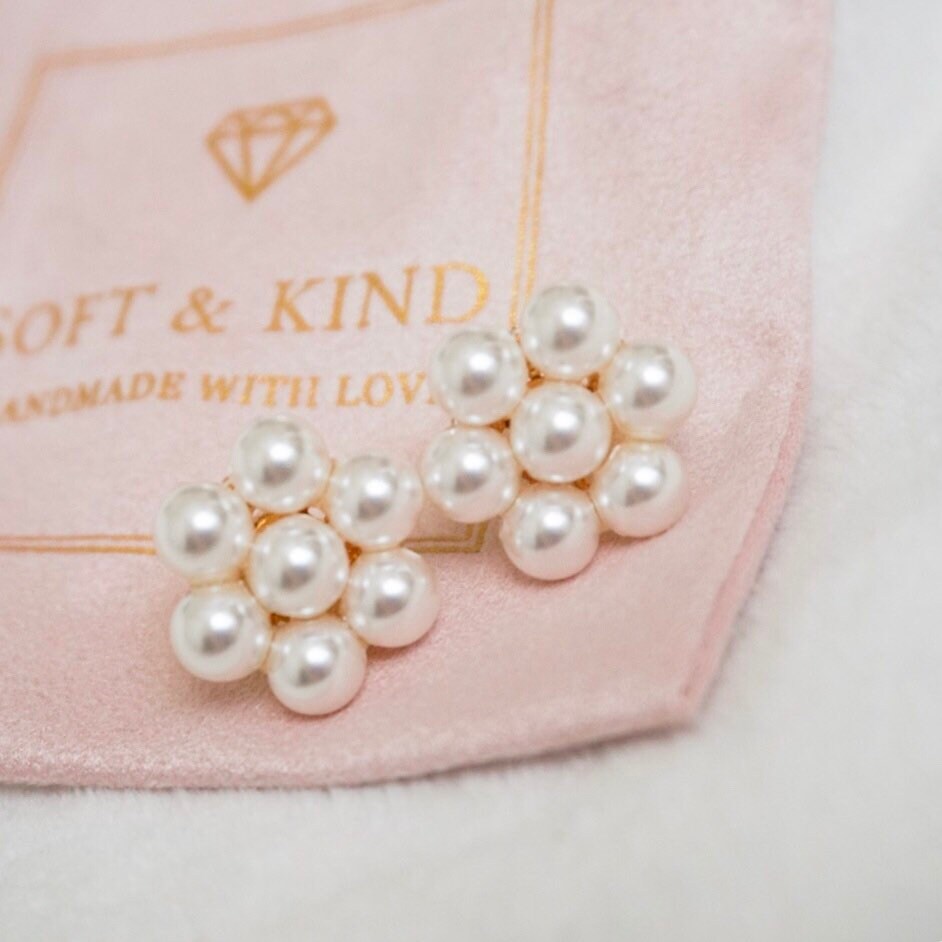 Pearl Stud Earrings Kate Middleton Flower Earrings Wedding Pearl