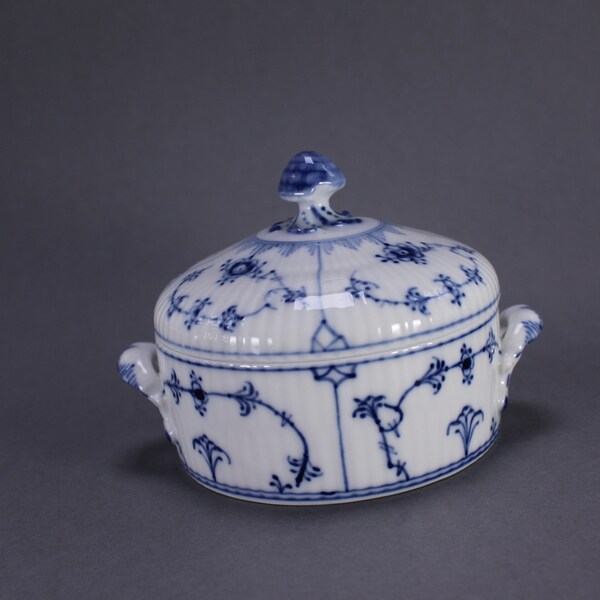 Royal Copenhagen Blue Fluted PLAIN # 400 - UNIQUE Large Bonbonniere / Dish / Lidded Bowl - Excellent Condition