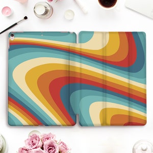 Pode incluir: Uma capa para iPad de estilo retro com um padrão ondulado colorido em tons de azul, amarelo, laranja e vermelho.