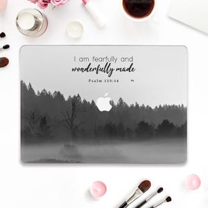 Capa para Macbook com versículo bíblico Estética Macbook Pro 13 polegadas Air 13 15 M2 M3 Macbook Pro 14 16 Citação cristã Natureza floresta Capa religiosa da moda