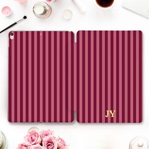 Estetiskt iPad-skal med initialer iPad 11:e a16 10:e Air 11 Pro 13 Mini 7:e Personligt monogram Vinröd mörkrosa ränder Flickigt skal