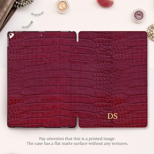 Estetyczne etui na iPada z inicjałami, iPad 11, A16, 10, Air, 11 Pro, 13 Mini 7, spersonalizowany monogram, bordowe, ciemnoczerwone etui z nadrukiem krokodyla