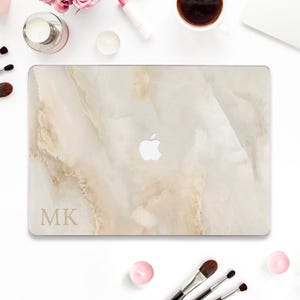 Marmeren MacBook-hoes initialen MacBook Pro 13 Air 13 15 inch M2 M3 M4 Pro 14 16 esthetiek gepersonaliseerd aangepast monogram neutraal marmeren hoesje