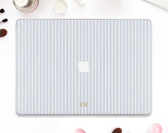 Custodia per Macbook con iniziali, estetica per Macbook Air 13, Air 15, M5, Pro 13, 14, 16, monogramma personalizzato, motivo a righe blu, custodia personalizzata, trendy ed elegante.