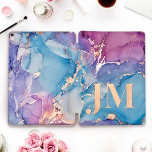 Funda para iPad con iniciales personalizada para iPad Pro 11 12.9 10.2 10.5 10.º Air 5 10.9 9.7 Mini 6 Funda estética personalizada con monograma dorado y mármol azul y rosa