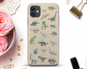 Op de afbeelding: Een transparante telefoonhoes met een beige achtergrond en een patroon van verschillende dinosaurussen met hun namen eronder gedrukt. De dinosaurussen zijn getekend in een cartoon-stijl en zijn in tinten groen, blauw en bruin.