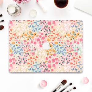 Uroczy pokrowiec na Macbooka Kwiat Macbook Pro 13 Air 13 15 cali M2 M3 M4 Pro 14 16 Estetyczny wzór kwiatowy Kolorowe kwiaty Dziewczęcy letni pokrowiec kawaii