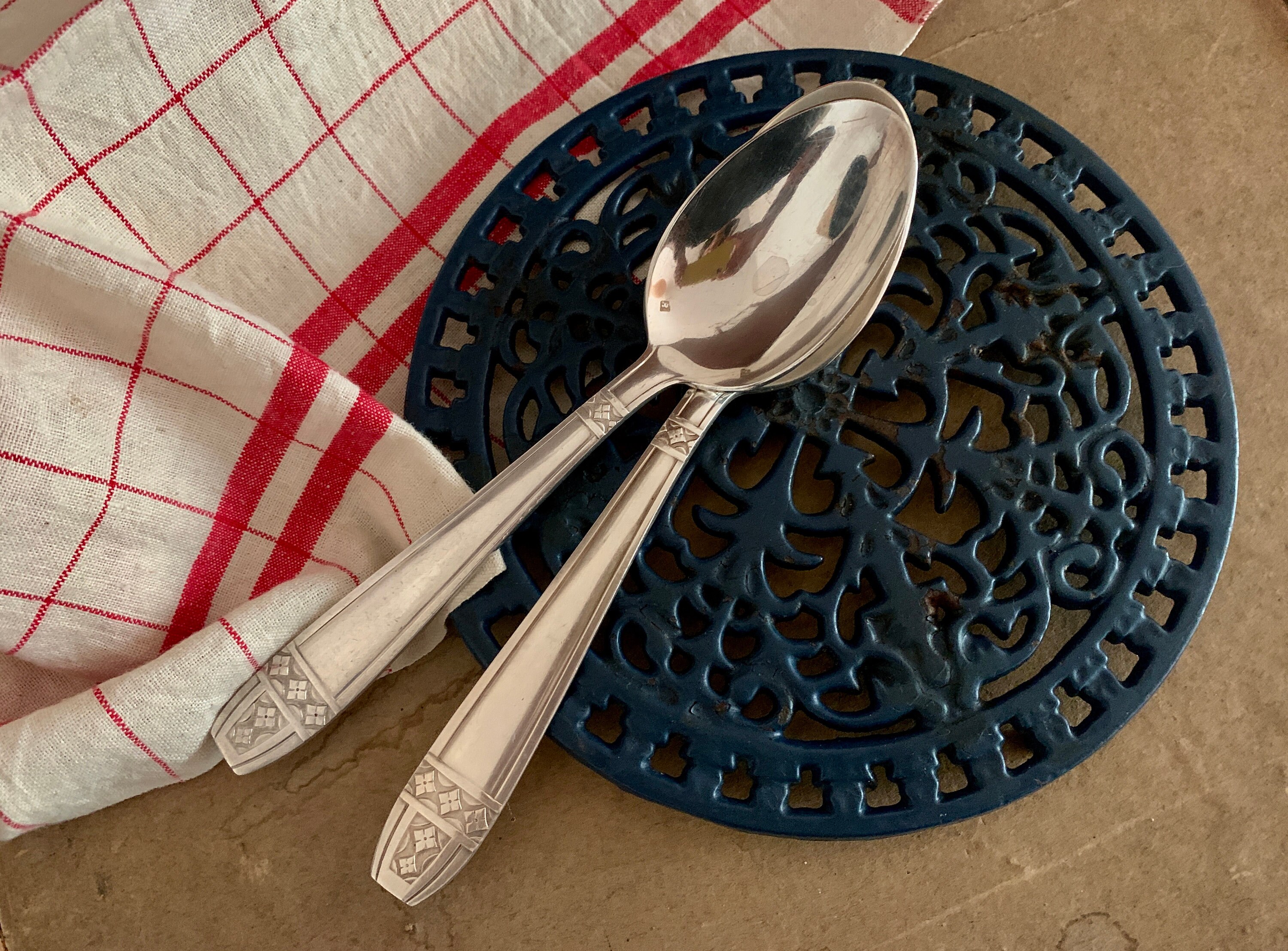 Vintage Fonte Bleu Marine Trivet Émail Rond Français Antique Chippy Émail