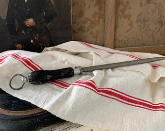 Afilador de cuchillos francés antiguo, de chef o carnicero, con mango de madera negra tallado a mano.
