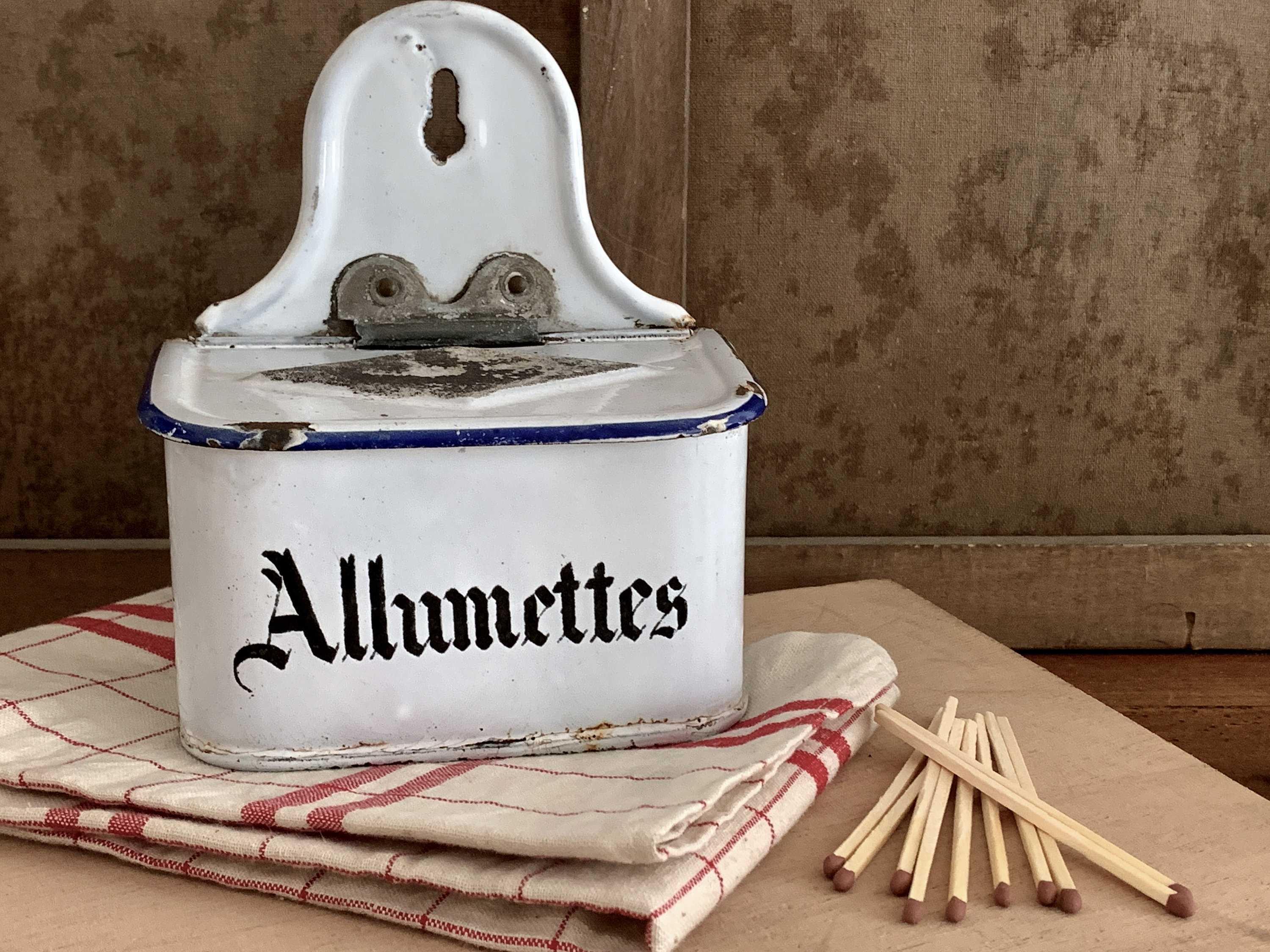 Français Vintage Enamelware Match Box Chippy Enamel Striker Canister For Matches Allumettes