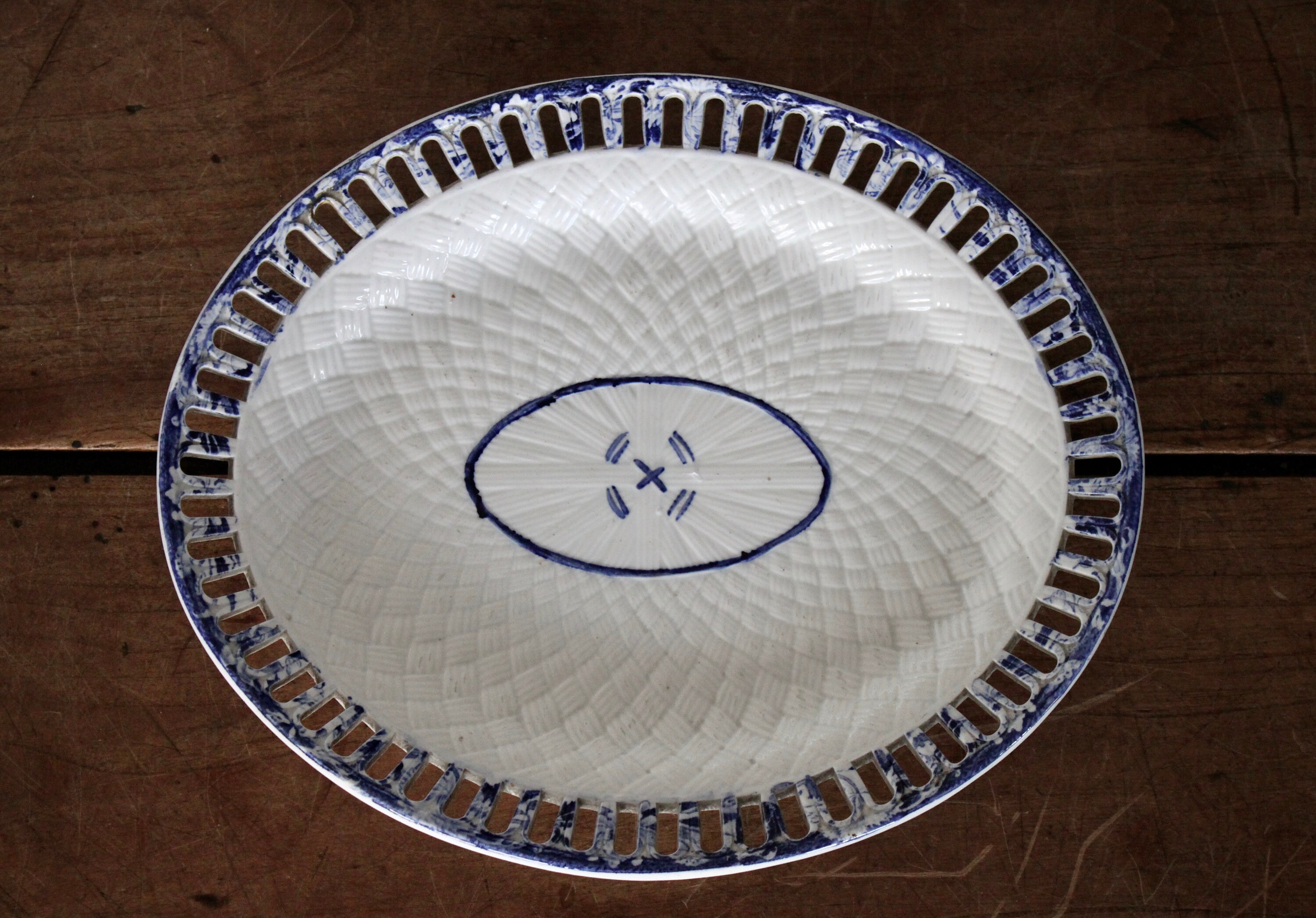 Énorme Antique Pierre de Fer Blanche Wedgwood Openwork Plate 19E Plat Perforé Blanc et Bleu