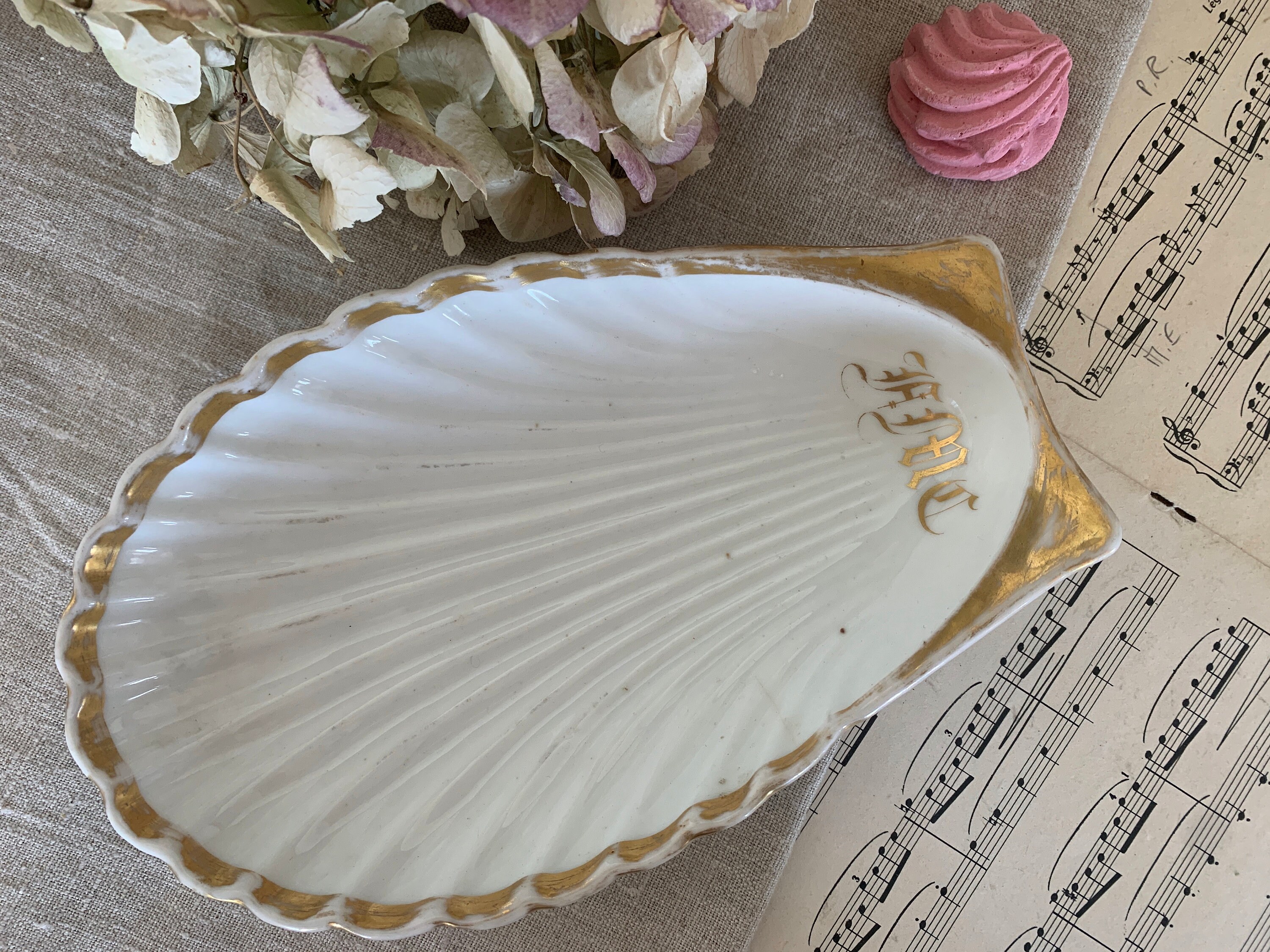 Français Plat en Forme de Coquille Antique Français Chine Monogrammé 19's Soap Dish White Ironstone 