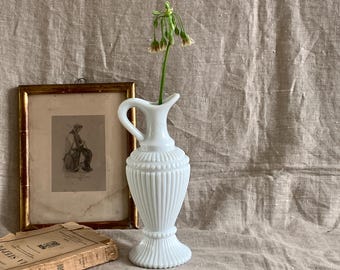 Jarra vintage de ópalo blanco: Jarrón decorativo de colección