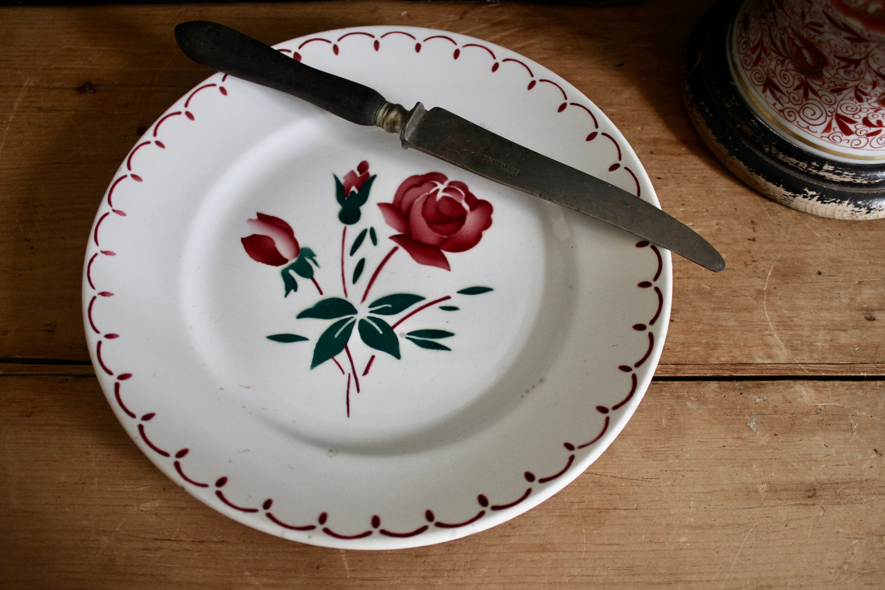 Français Vintage Badonviller Plaque Antique Ironstone Rouge & Vert Stencilware Français Art Déco