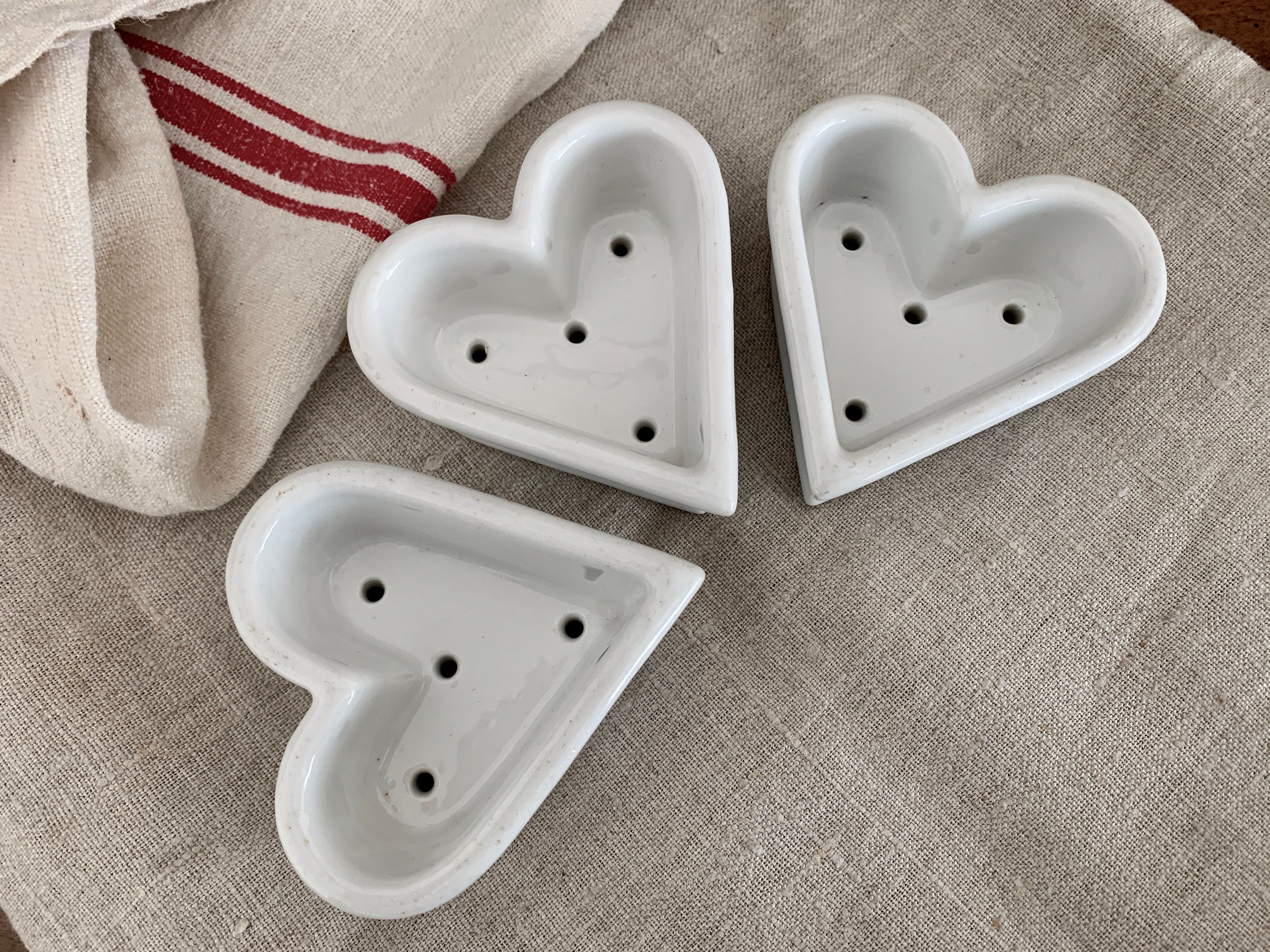 3 Moules à Fromage Antiques Français White Ironstone en Forme de Cœur