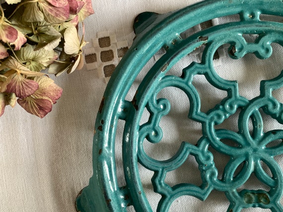Dessous de plat vintage en émaillé : oeuf en fonte bleu-vert, motif canard - France