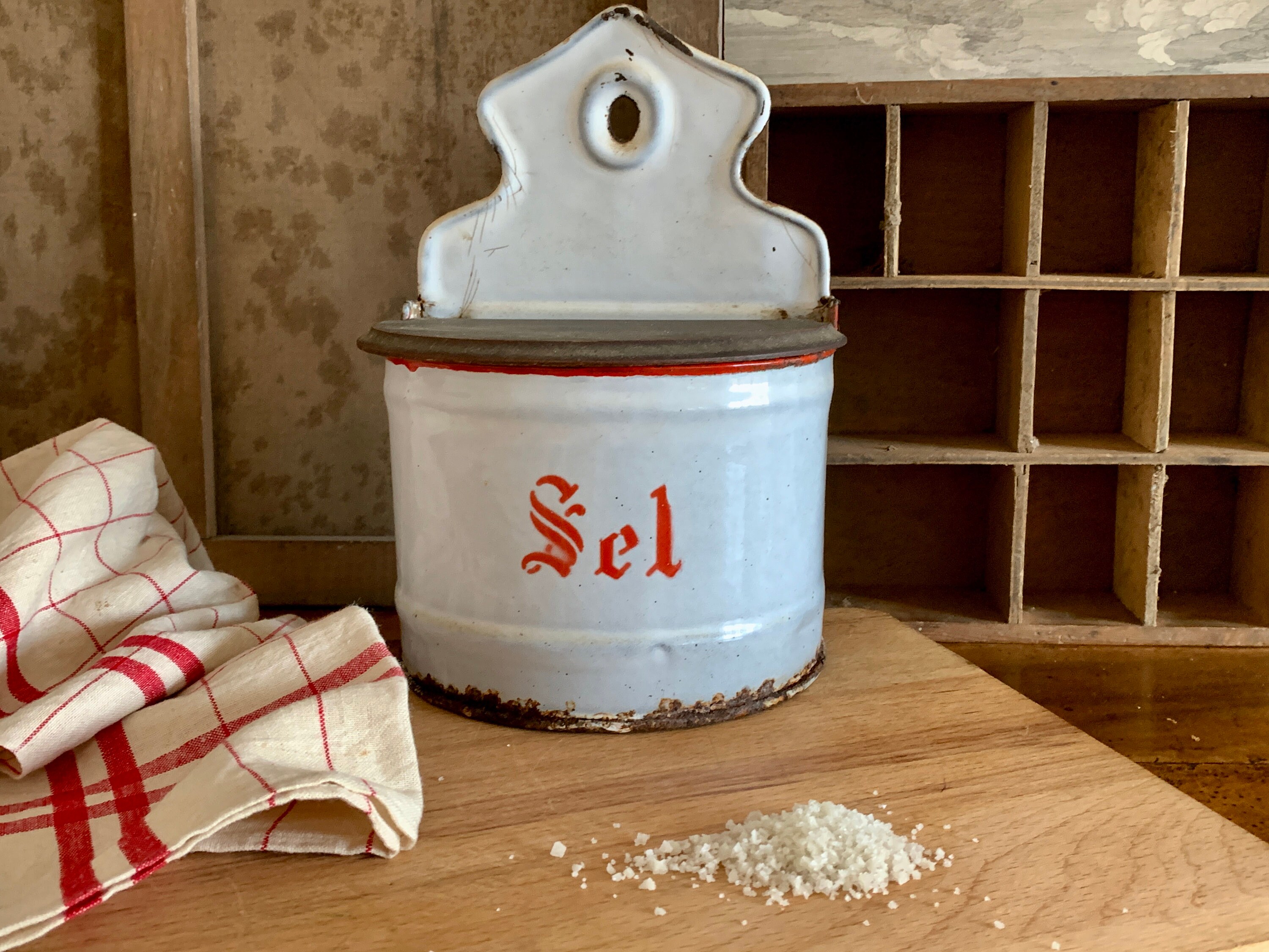 Français Antique White & Red Émail Sel Boîte avec Couvercle en Bois Salt Box Français Ferme