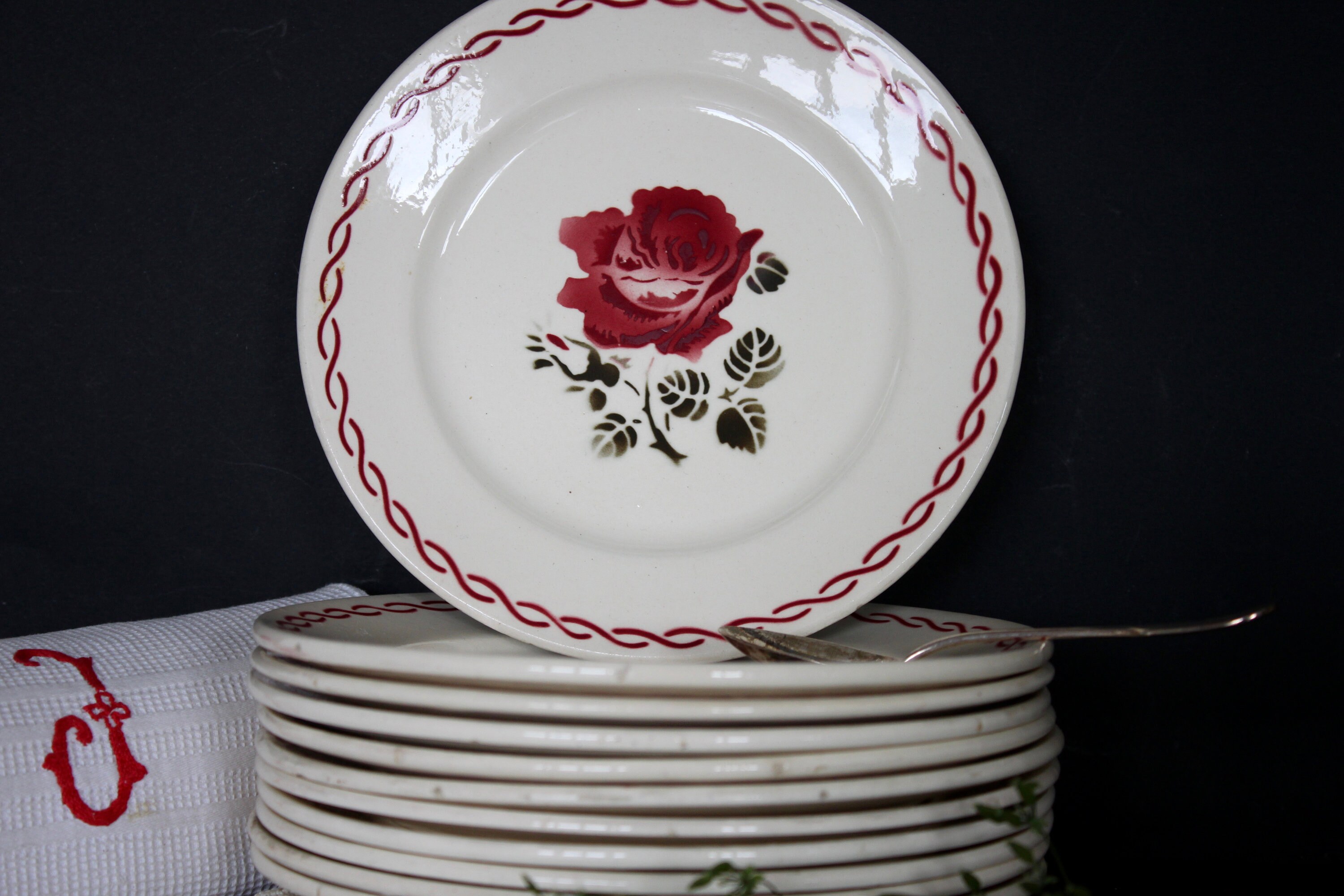 Français Vintage Badonviller Plaque Antique Ironstone Rouge & Vert Stencilware Français Art Déco