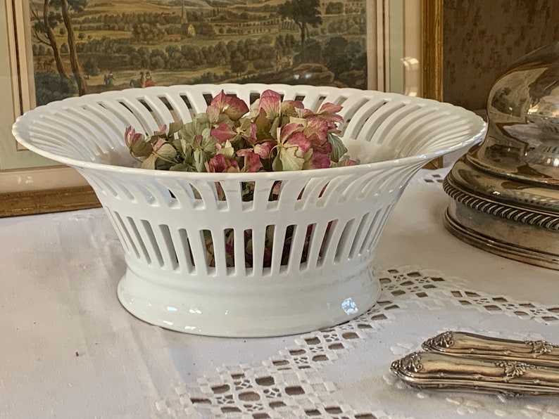 Grand centre de table vintage Français en pierre de fer blanche perforée ajourée, décor minable image 1