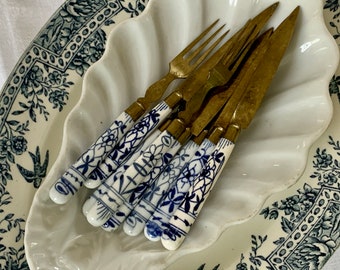 Juego francés antiguo del siglo XIX, 4 cuchillos y tenedores de porcelana y latón, juego de cubiertos de frutas azules y blancas