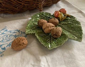 Assiette vintage en majolique verte, feuille de vigne et pêches