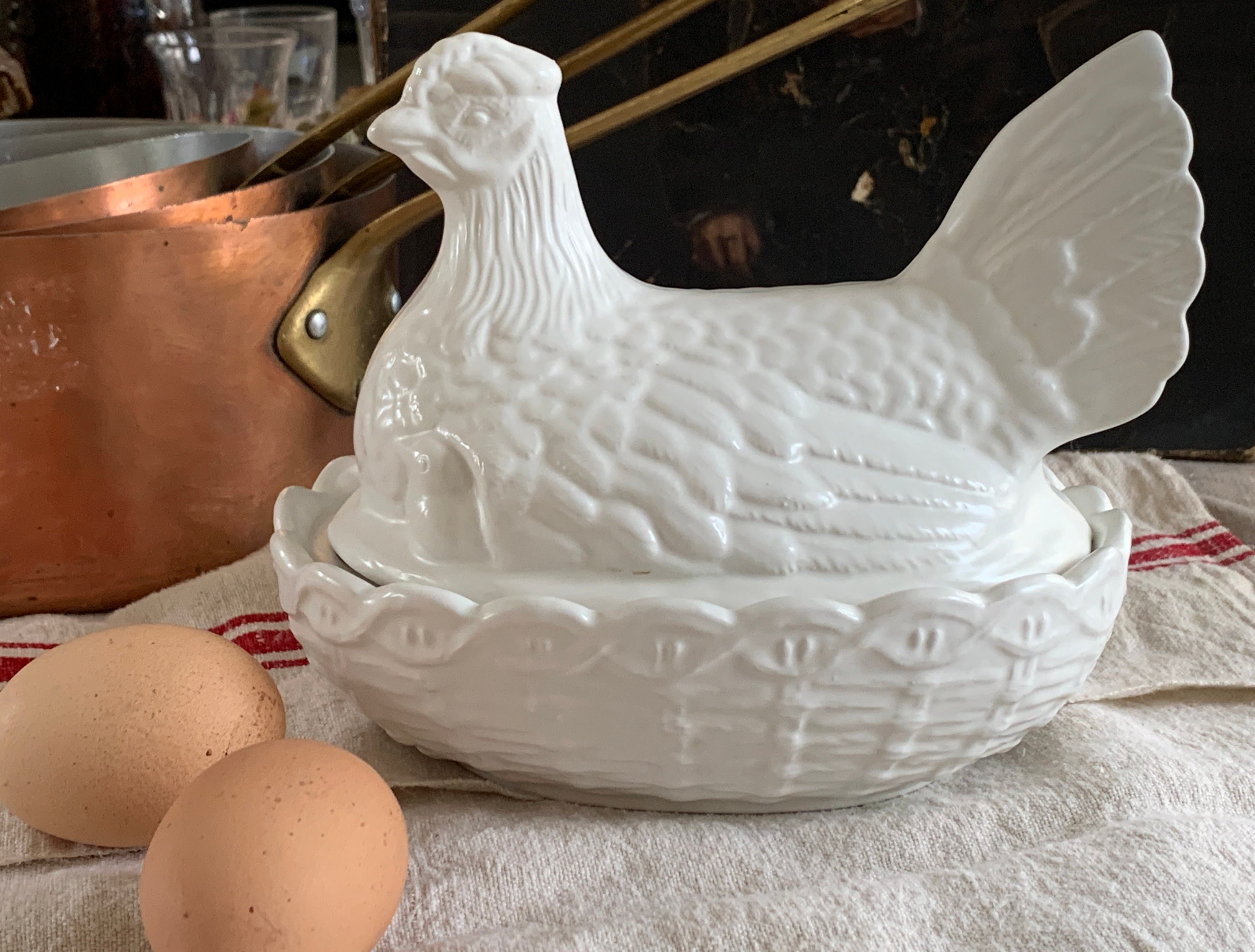 vintage blanc poule sur nid support d'oeufs en majolique terrine blanche émaillée de cuisine blanche