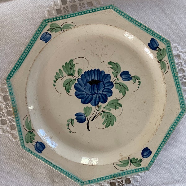 Assiette ancienne octogonale, 19e, bord perlé à décor floral, France