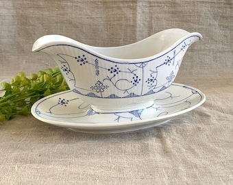 Antigua salsera francesa Sarreguemines azul y blanca del siglo XIX con forma de cebolla azul y pedestal de loza blanca.