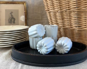 Molde francés vintage blanco para canelés, molde individual vintage para pasteles, portavelas blancos.