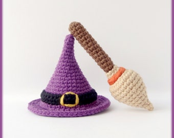 Puede incluir: Un sombrero de bruja de ganchillo en morado con una banda negra y una hebilla dorada, junto a una escoba de ganchillo. La escoba tiene un mango marrón, una banda naranja y un cepillo beige. Los artículos están hechos a mano.