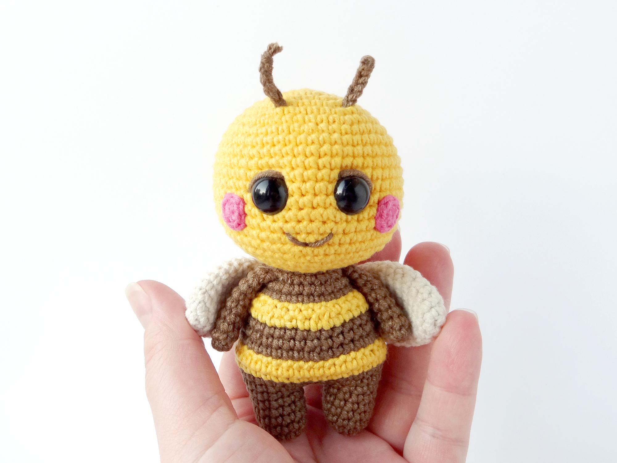 あみぐるみ 蜂 手のひらサイズ 小さな蜂のかぎ針編みパターン、かわいい蜂の編みぐるみのPDF