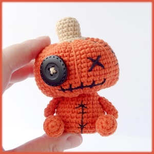 Sittande pumpadocka Virkmönster - amigurumi docka PDF handledning