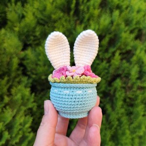 Haakpatroon voor konijnenoortjes met bloemen in een pot - amigurumi paasdecoratie PDF-handleiding