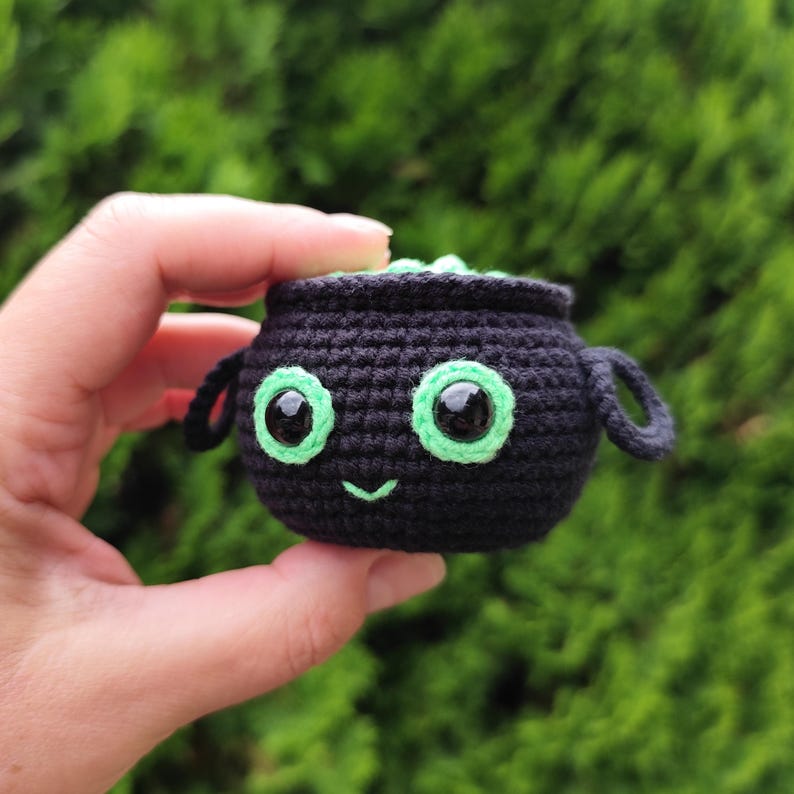 Cute cauldron Crochet Pattern