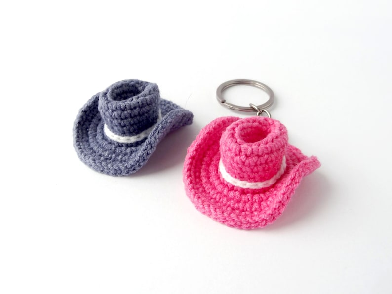Cowbow hat keychain crochet pattern