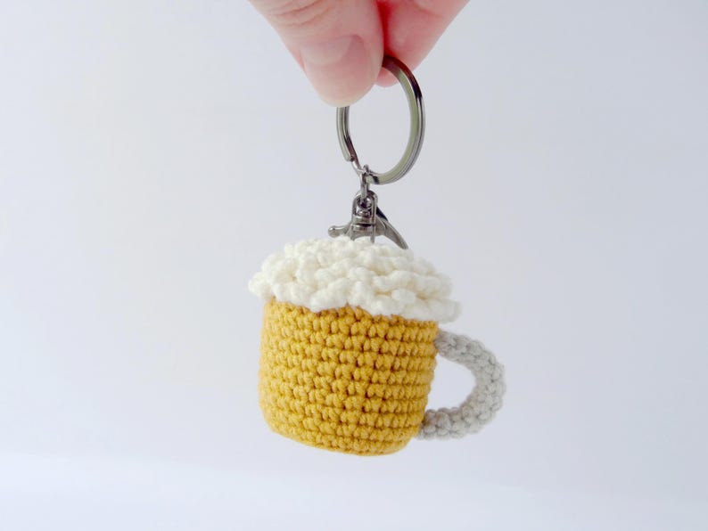 Beer keychain easy crochet pattern