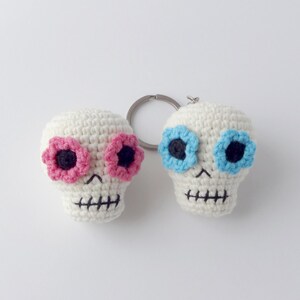 Crochet skulls keychain pattern