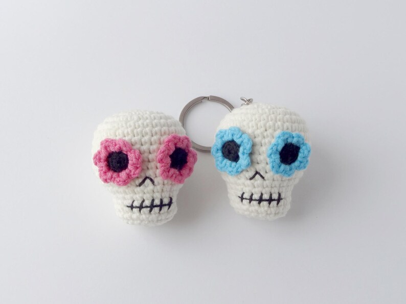 Crochet skulls keychain pattern