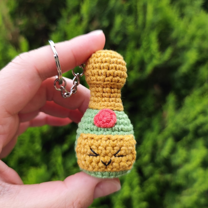 Champagne bottle keychain Crochet Pattern
