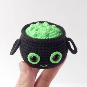 Halloween cauldron crochet pattern