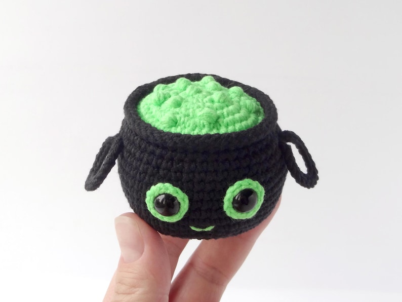 Halloween cauldron crochet pattern