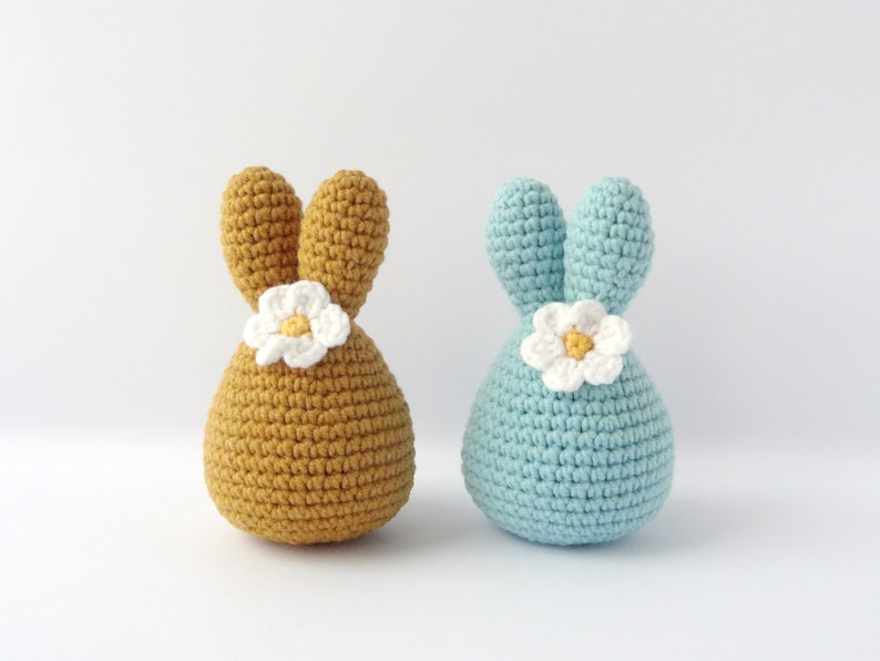 Amigurumi crochet egg with bunny ears and flower pattern for beginers