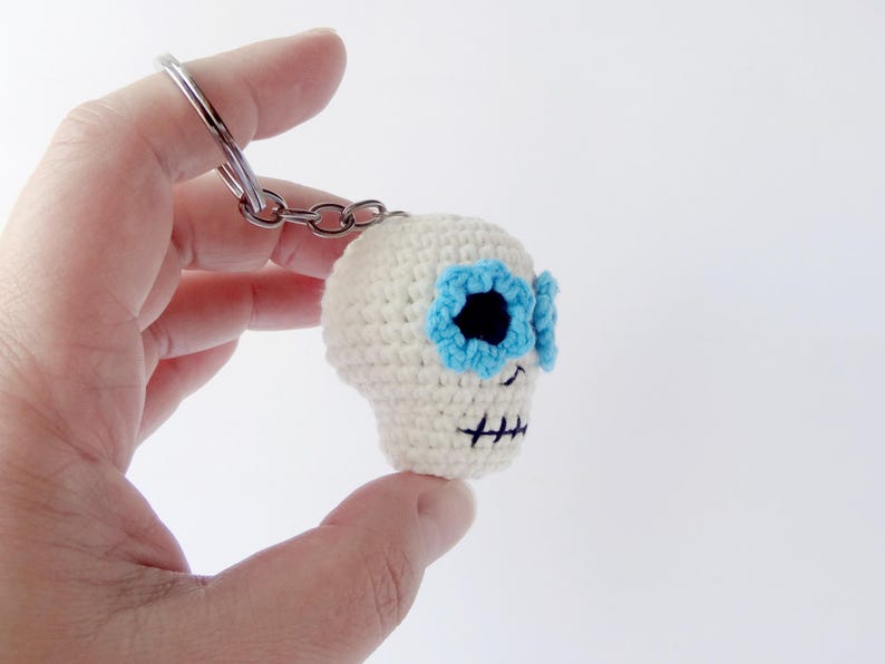 Tiny skull crochet pattern