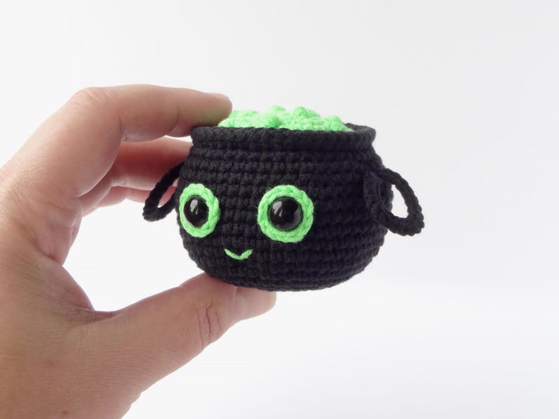 Cute crochet cauldron amigurumi pattern