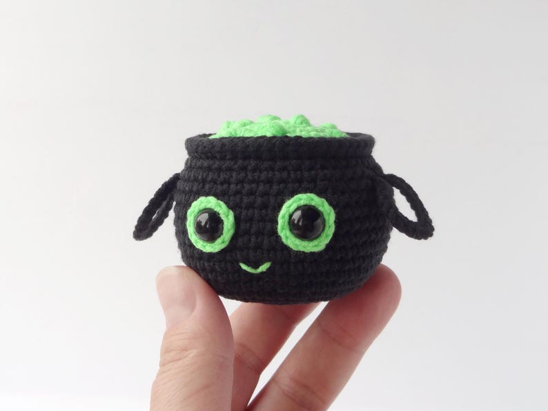 Crochet cauldron easy pattern for begginers