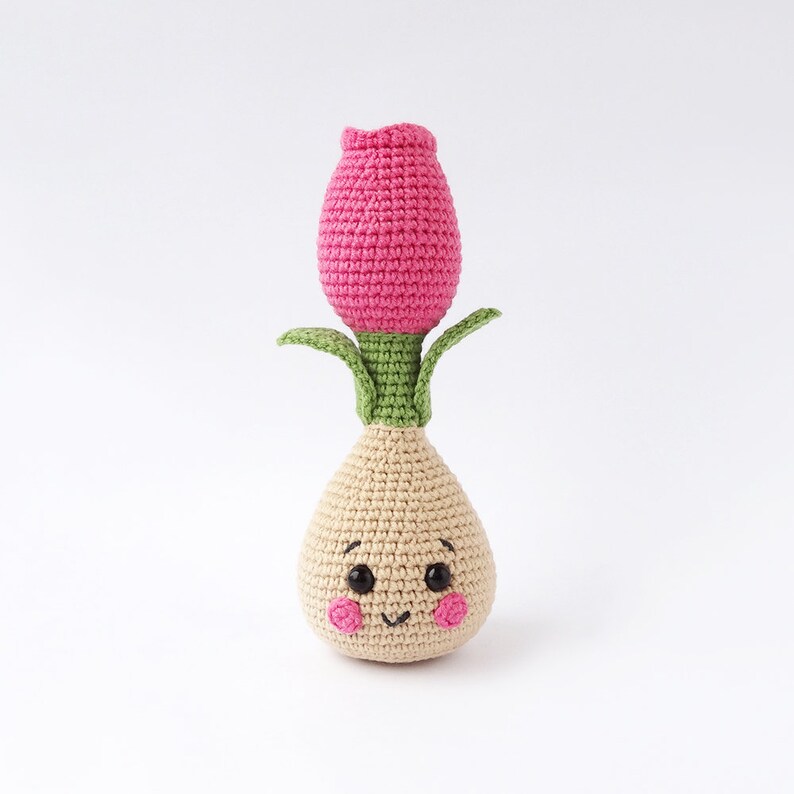 Вязаные тюльпаны розовые. Вязаные тюльпаны. Тюльпан в горшке крючком. Вязаные букеты крючком. Вязаные тюльпаны.