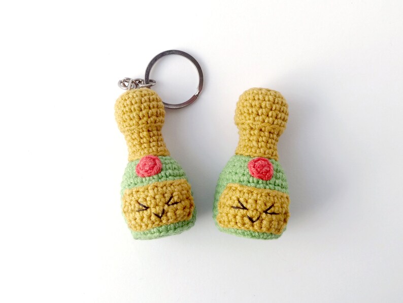 Champagne bottle keychain crochet pattern